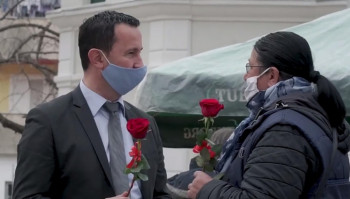 Ruže za dame - Gradonačelnik Ćurić gestom oduševio prodavce na trebinjskoj pijaci 