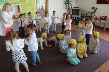 У НЕВЕСИЊСКОМ ВРТИЋУ ЗАБАВНИ ПРОГРАМ ПОВОДОМ ОСМОГ МАРТА 