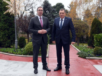 Vučić uručuje Dodiku respiratore i medicinsku opremu