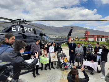 Blizanci Viktorija i Vuk Vukičević helikopterom stigli kući u Trebinje