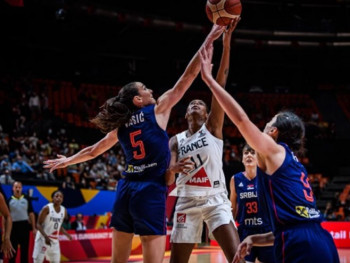 Вечерас дочек златних кошаркашица испред Скупштине града Београда