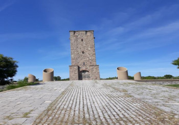 Хиљаде људи на Газиместану, полиција претресала и одузимала српска обиљежја