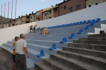 Počelo postavljanje novih stolica na stadionu Police