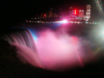 Nijagarini vodopadi u bojama srpske zastave (VIDEO)