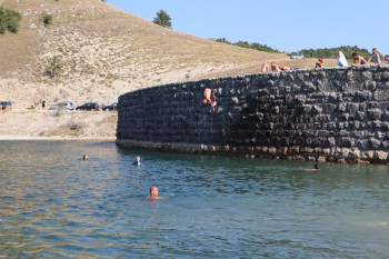 Gačani zadivili: Skokovi na jezeru Klinje okupili preko 700 posjetilaca