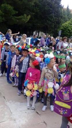 Цвијетни караван улицама Требиња (ФОТО)