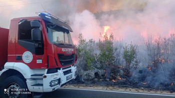 Пожар повремено затвара пут Требиње-Љубиње, у Билећи активна два пожара