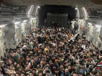 Паничан бјег од талибана – 640 људи стало у један авион (ФОТО)