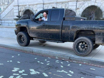 Uhapšen čovjek koji je ispred američkog Kongresa tvrdio da ima bombu