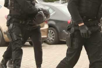 У БЕЧУ УХАПШЕНО 18 СРБА Пронађено 29 килограма кокаина, лажни документи и велика количина кеша