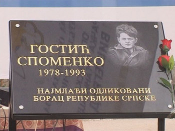 Otkrivanje spomen-kipa najmlađem poginulom borcu Srpske Spomenku Gostiću