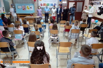 PRVAČIĆI, SREĆNO! Gradonačelnik najmlađim đacima poželio srećan početak školovanja (FOTO)
