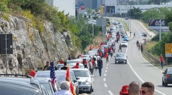VIDEO: Divljanje ispred Manastira: Psuju „četničku majku“, kolona vozila s američkom zastavom krenula prema Cetinju