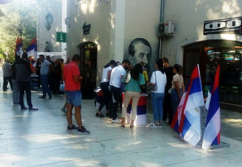  Подјелом застава и полагањем цвијећа обиљежен Дан српског јединства