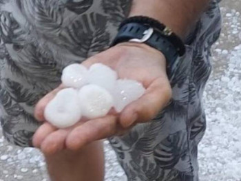 U Tivtu kiša sa gradom rušila bilborde i oštetila automobile (FOTO)