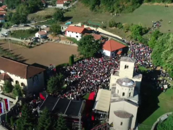 Ustoličenje vladike Metodija: Brojni vjernici ispred manastira Đurđevi Stupovi (VIDEO)