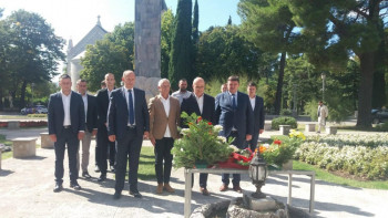 Predstavnici skupštinske većine položili cvijeće na Spomenik braniocima Trebinja