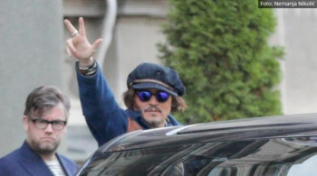 Oduševljen Srbijom – Holivudski glumac Džoni Dep podigao tri prsta
