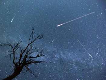 Meteor zelenkastog sjaja uhvaćen okom kamera; Pogledajte video