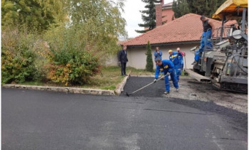 U toku asfaltiranje i rekonstrukcija prilaza javnim ustanovama u Gacku