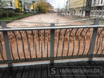 Застрашујући снимци из центра Сарајева: Миљацка пријети да поплави мост Ћумурија(Видео/фото)