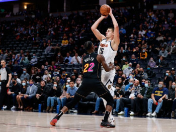 Jokić nastavio seriju u pobjedi nad Majamijem, incident u finišu (VIDEO)