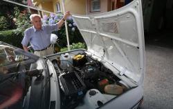 ЉУБАВ БЕЗ ГРАНИЦА: Стојадина паркира у соби, воли га више од жене