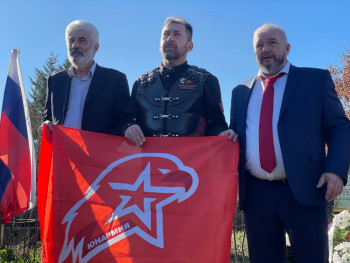 Полагање цвијећа на спомен плочу на Руском гробљу у Билећи