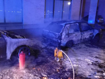 Два аутомобила потпуно уништена у пожару у Требињу