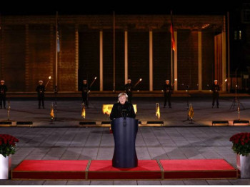 Merkelovu ispratila vojska uz veliku ceremoniju pod bakljama (FOTO/VIDEO)