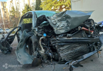 Golfom se zabio u stablo