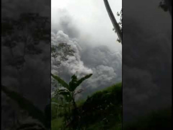 Вулканска ерупција изазвала панику у Источној Јави (ВИДЕО)