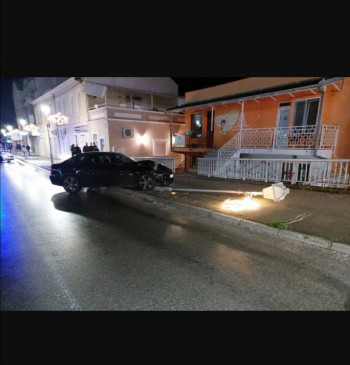 Saobraćajna nezgoda u Trebinju: Audijem oborio stub gradske rasvjete