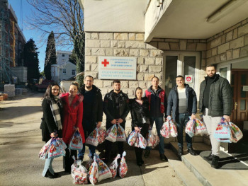 Млади СНСД-а Требиње даривали новогодишње пакетиће (ФОТО)