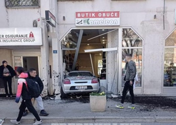 Autom uletio u butik u centru Trebinja