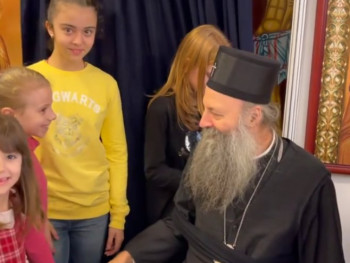 Djeca simbolično vezala patrijarha, on im podijelio slatkiše (VIDEO)