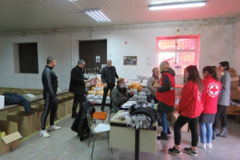 ХУМАНИТАРЦИ ДАРОВАЛИ 166 СОЦИЈАЛНО УГРОЖЕНИХ ПОРОДИЦА