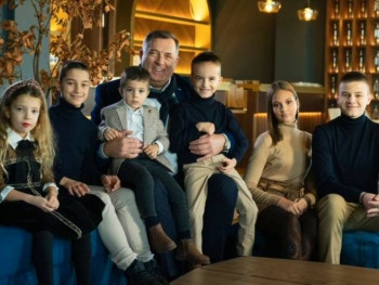 Dodik sa unucima u krilu čestitao Badnje veče i Božić