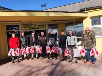 ''Delije'' u Gacku darovale paketiće polaznicima Centra ''Rastimo zajedno''