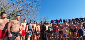 ТРАДИЦИЈА СЕ НАСТАВЉА-ПРВА ДО ЧАСНОГ КРСТА У НЕРЕТВИ ДОПЛИВАЛА ДЈЕВОЈКА СЛАЂАНА МИЛИЋЕВИЋ