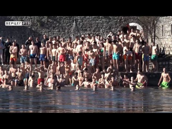 Veličanstveno na Bogojavljenje u Trebinju: Preko 150 učesnika plivalo za Časni krst