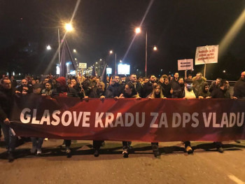 U Podgorici je večeras održan protest zbog najavljenog izglasavanja nepovjerenja aktuelnoj Vladi Crne Gore i mogućeg formiranja manjinske Vlade.