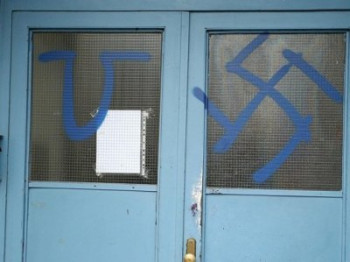 У центру Пуле графити са кукастим крстом и натписом ''За дом спремни''