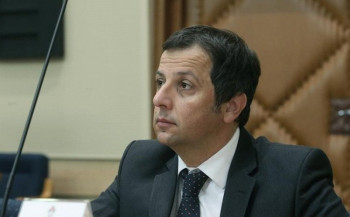ОВО ЈОШ НИСТЕ ВИДЈЕЛИ! Познати политичар СКОЧИО СА БИНЕ: Вукановић се латио микрофона, па се ФИЗИЧКИ ОБРАЧУНАО са Грујићем
