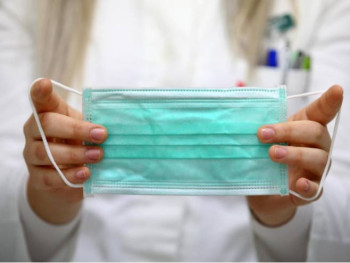 Нова студија: Зашто се неки људи не заразе короном?