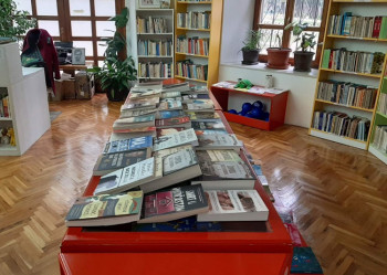 Narodnoj biblioteci Trebinje Dineko darovao veći broj knjiga
