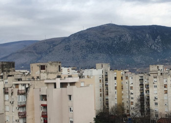 MOSTAR: Muškarac skočio sa devetog sprata