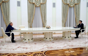 Dugačak sto za kojim Putin prima goste napravili su Italijani, kažu da nije najveći u Kremlju