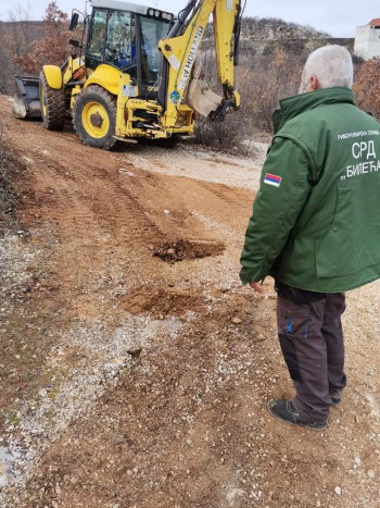 БИЛЕЋА - Чланови Спорско- риболовног друштва санирали прилазни пут до мотела Видиковац ( ФОТО )