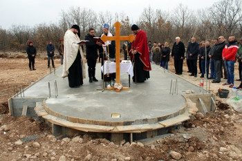 Osveštani temelji za novi hram Svete prvomučenice Tekle u selu Orašje